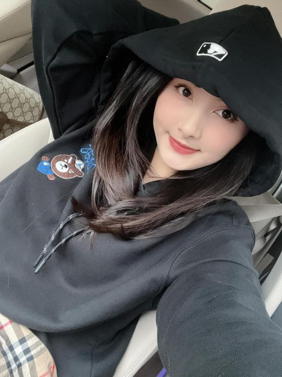 Bảo Thanh tiết lộ: "Dạo này cái Nu nó biết phun mưa vào mặt chị gái nó rồi các mẹ ạ". Nhiều người khen ngợi, Bảo Thanh xinh đẹp, trẻ hơn sau khi sinh con thứ hai.