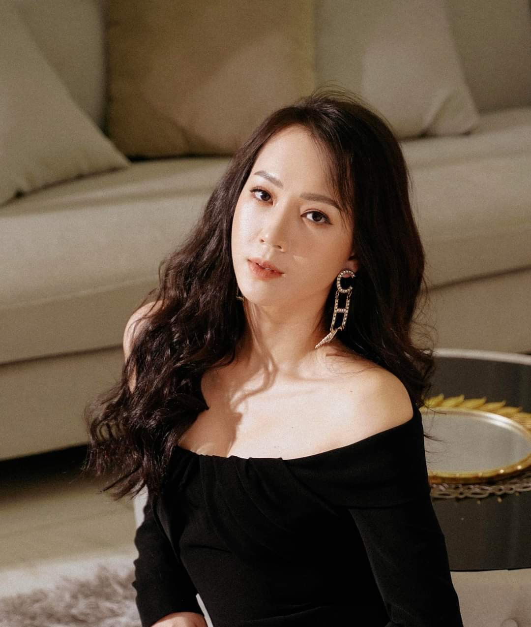 "Người ta hứa rằng giấc mơ có thể trở thành hiện thực. Nhưng lại quên nhắc đến việc ác mộng cũng là giấc mơ", cựu mẫu Phạm Ngọc Thạch viết.