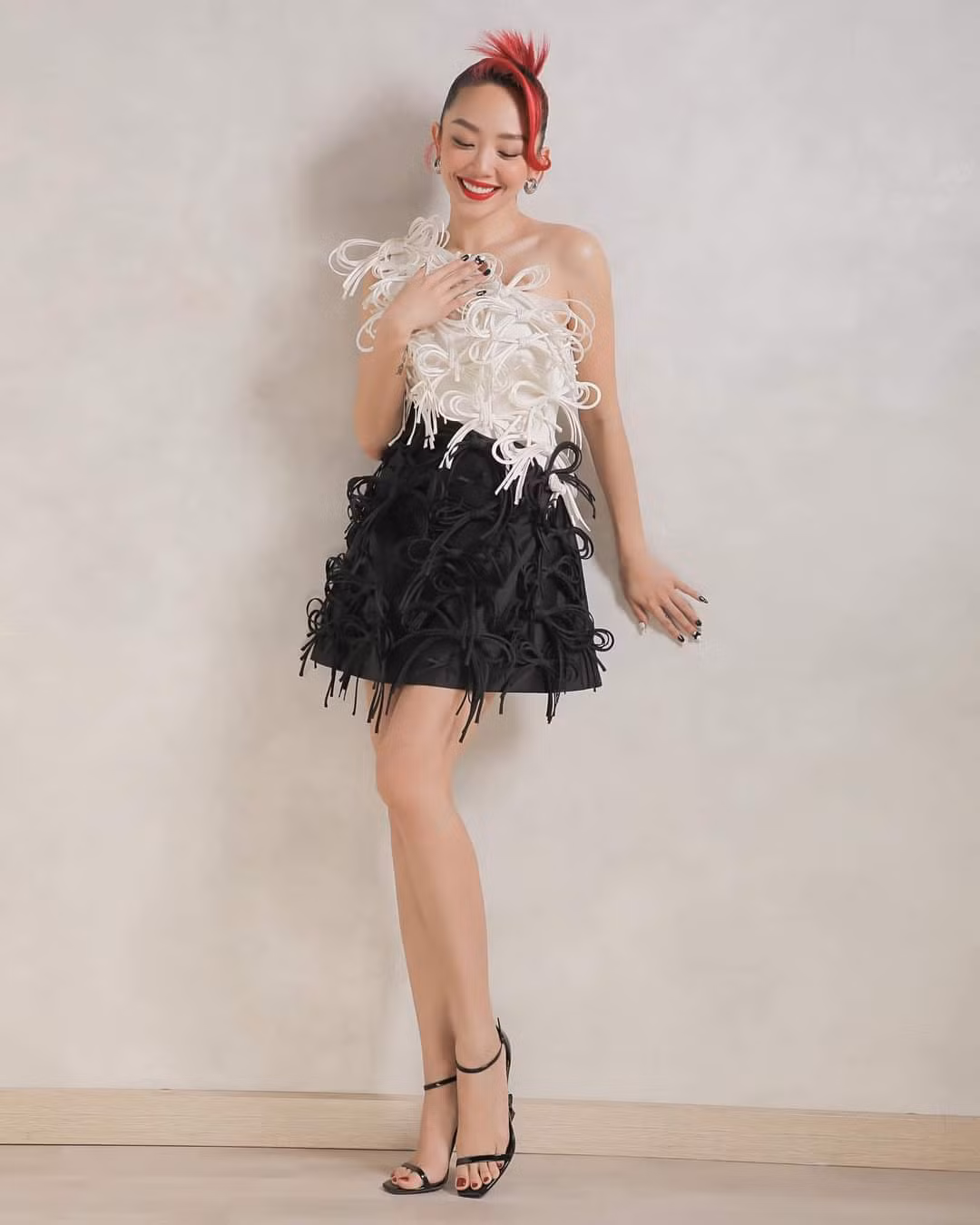Tóc Tiên xinh đẹp với trang phục đen trắng cá tính.