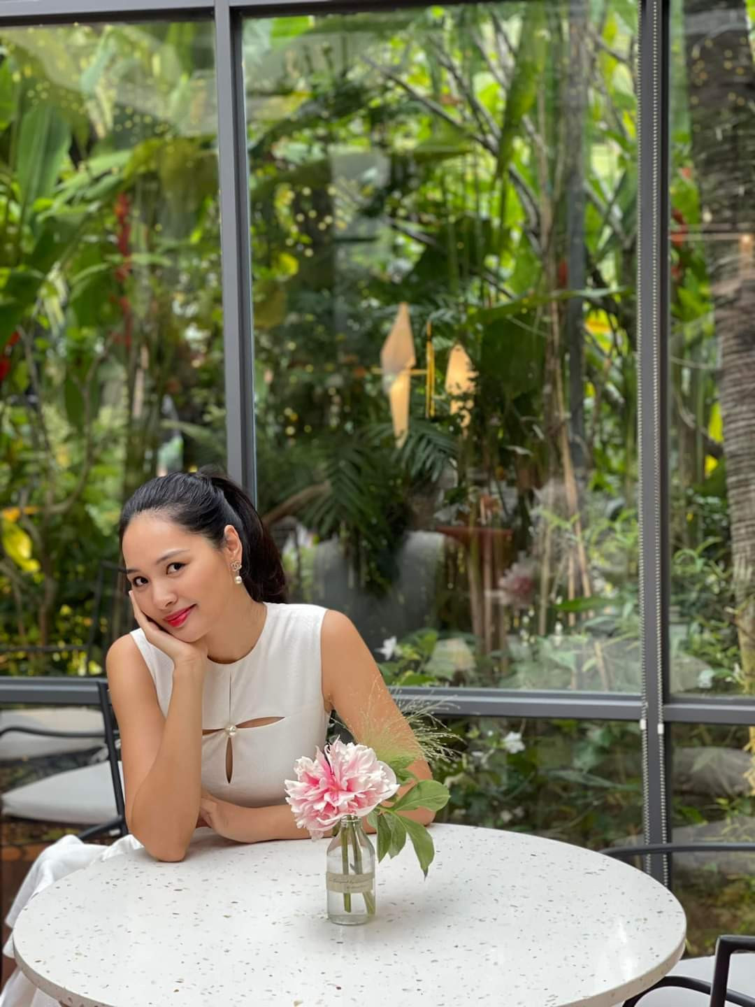 Hoa hậu Hương Giang thảnh thơi ngồi thưởng trà.