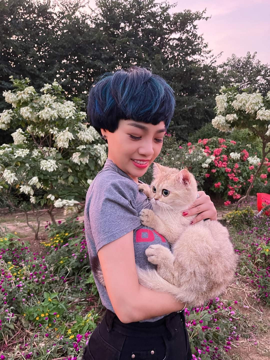 Ca sĩ Ngọc Khuê chăm sóc mèo cưng.