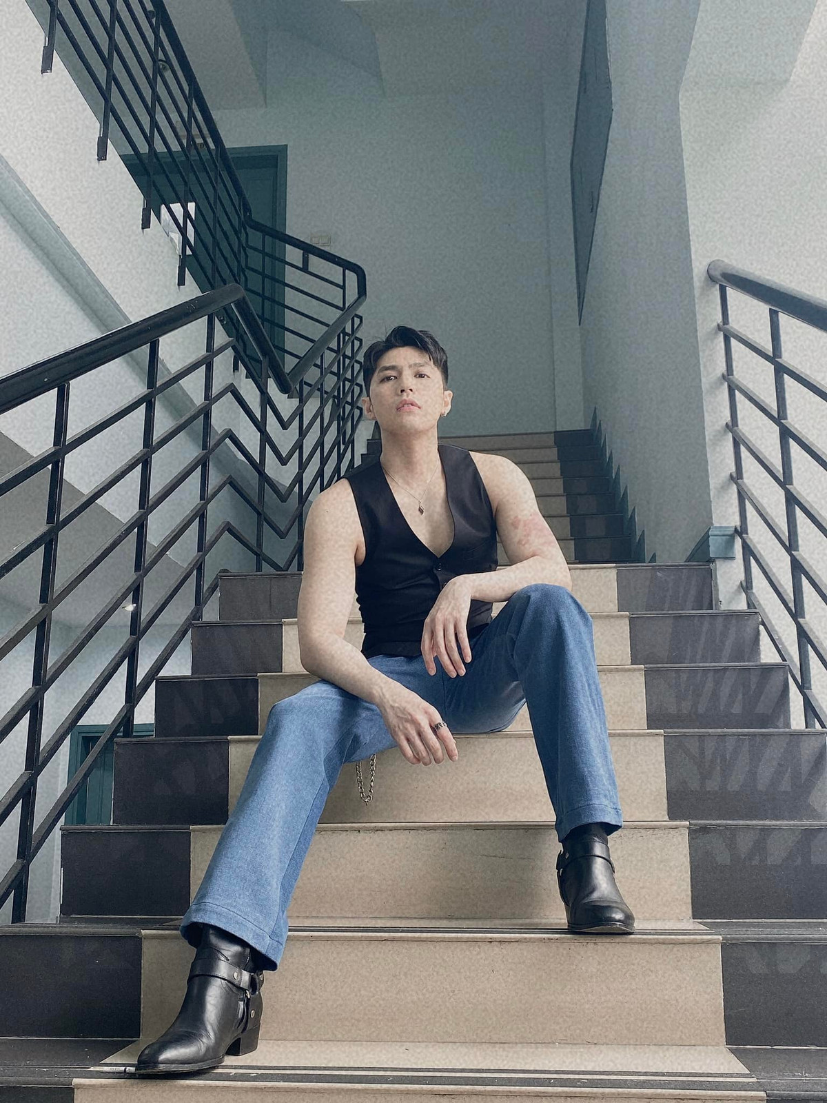 Sao Việt hôm nay 18/11: Ca sĩ Noo Phước Thịnh đăng ảnh và tếu táo: ''Ngồi chờ coi cái gì tới thì tới không tới thì đi kiếm ly cà phê uống rồi tính tiếp''.