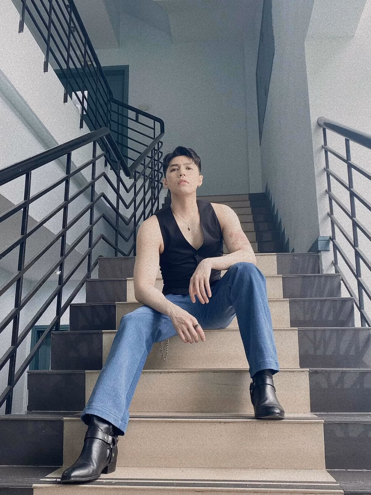 Sao Việt hôm nay 18/11: Ca sĩ Noo Phước Thịnh đăng ảnh và tếu táo: ''Ngồi chờ coi cái gì tới thì tới không tới thì đi kiếm ly cà phê uống rồi tính tiếp''.