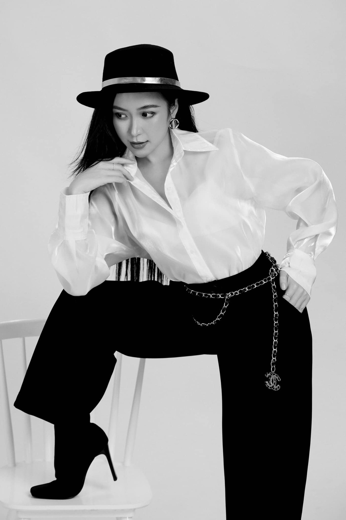 Diễn viên Kim Oanh với trang phục cá tính.