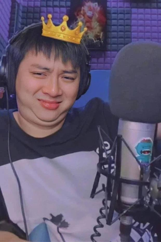 Thậm chí, có những lần sao nam này lộ rõ nọng cằm ngấn mỡ.