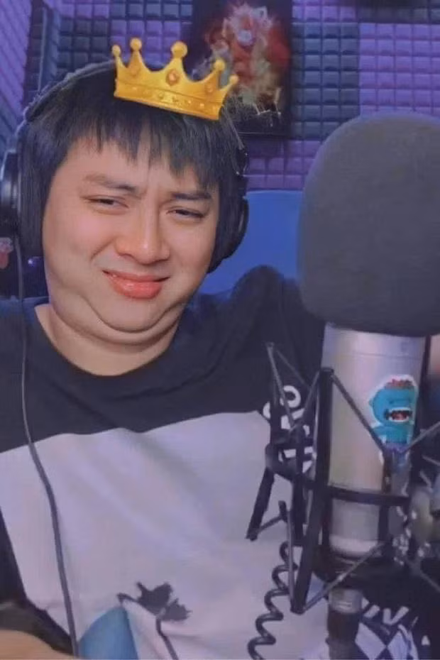 Thậm chí, có những lần sao nam này lộ rõ nọng cằm ngấn mỡ.