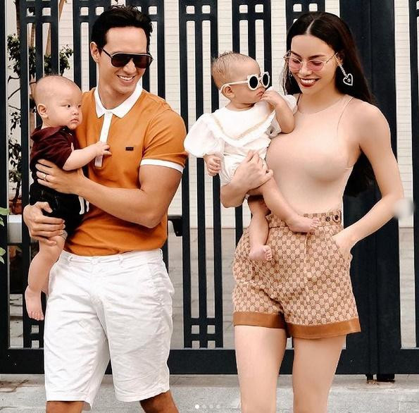 Nếu theo dõi Hà Hồ, dễ thấy từ trước đến nay mẹ bỉm rất chuộng các trang phục có tông màu nude. Cô đam mê diện váy áo, jumpsuit đến đồ bơi cũng phải màu da mới chịu. Thế nhưng không phải lần nào giọng ca Cả Một Trời Thương Nhớ cũng mặc đẹp. Không ít lần cô bị nhắc nhở, chê bai vì để lộ điểm nhạy cảm hình thể hay trông như khỏa thân trước ống kính.