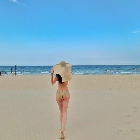 Cô cũng từng mặc một bộ bikini màu nude chất liệu len móc. Tuy nhiên, không phải lúc nào ca sĩ Hồ Ngọc Hà cũng biết cách mặc màu nude cho đẹp, cho sang.