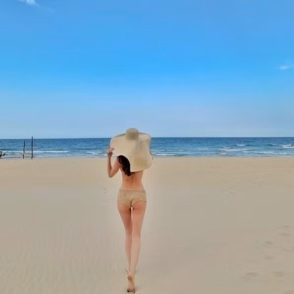 Cô cũng từng mặc một bộ bikini màu nude chất liệu len móc. Tuy nhiên, không phải lúc nào ca sĩ Hồ Ngọc Hà cũng biết cách mặc màu nude cho đẹp, cho sang.