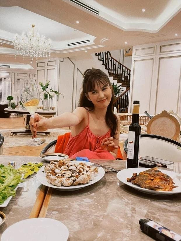 br/> Mới đây, Vũ Khắc Tiệp chia sẻ hình ảnh quây quần bên bạn bè trong tòa "lâu đài" nơi mình ở. Nhóm bạn thân của ông bầu không thể thiếu Ngọc Trinh, quản lý của Ngọc Trinh và những trợ lý thân thiết. Điều khiến khán giả chú ý lại chính là thân hình gầy gò trơ xương của mẫu nội y. Rõ ràng thời gian qua, Ngọc Trinh thường xuyên "ca thán" trên trang cá nhân về tình hình tăng cân sau dịch. 