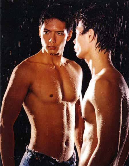 br/> Là một trong nam diễn viên gắn bó với nhiều phim truyền hình Việt Nam, Bình Minh không chỉ gây ấn tượng nhờ lối diễn xuất tự nhiên mà còn là vẻ ngoài điển trai, soái ca và body chuẩn mẫu. Từng là một biểu tượng nhan sắc cho đàn ông Việt Nam, vậy nên dù đã không còn hoạt động showbiz nhiều, ngoại hình tuổi 40 của Bình Minh vẫn được rất nhiều người quan tâm.