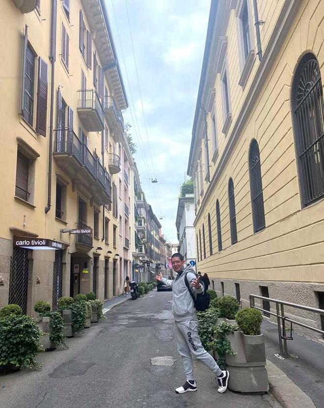 ụ thể, trong loạt ảnh check-in vi vu khắp trời Âu, người mẫu để lộ vẻ ngoài xuống dốc với bộ tóc húi cua, gương mặt và body tròn trịa thấy rõ. Thậm chí, nam diễn viên đã xuất hiện nọng cằm. Dưới bài đăng, nhiều người để lại bình luận hài hước: "Bà xã chăm mát tay quá", "Soái ca một thời đâu mất rồi", "Dạo này anh tui mập quá nha"...