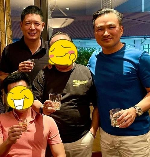 Bình Minh - Chi Bảo đọ vẻ phong độ trong cùng 1 khung hình. Loạt ảnh xuất hiện cùng bạn bè mới nhất cho thấy anh vẫn rất phong độ, body khỏe khoắn nam tính dù gương mặt ở tuổi 40 không còn trẻ trung được như xưa. Có lẽ vì quá quen với hình tượng bóng bẩy của Bình Minh ngày xưa nên nhiều người quên rằng anh cũng đã có tuổi