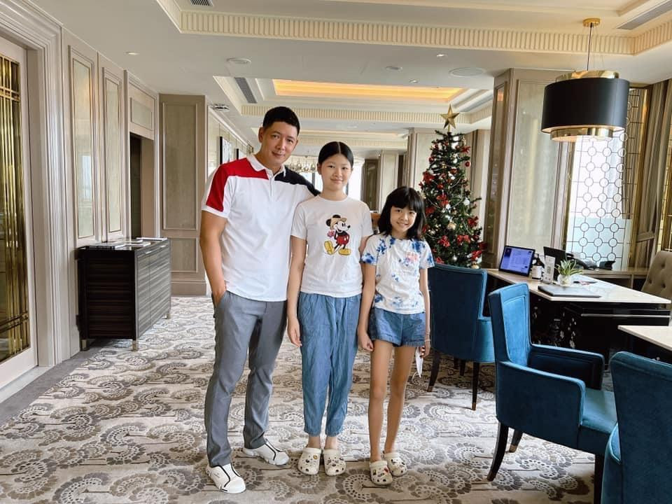 Bình Minh chụp cùng 2 con, khoe thân hình cao ráo chuẩn người mẫu.