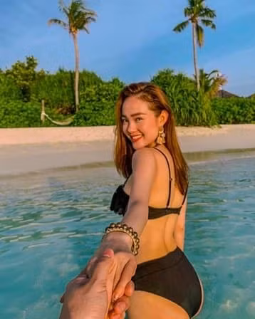 Minh Hằng tình tứ tay trong tay cùng bạn trai bí mật.