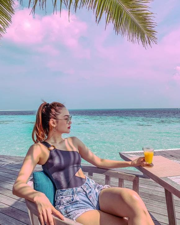 Năm 2019, cô nàng công khai khoảnh khắc nắm tay người đàn ông. Minh Hằng và người tình bí mật từng bị bắt gặp nhiều lần check in cùng nhau.