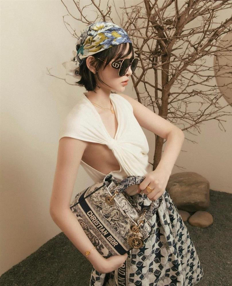 Đáng nói, thay vì điều chỉnh lại chiếc áo cho kín đáo thì chính chủ lại... "chơi lớn" kéo thật trễ nải, khiến thiết kế tưởng như rất bình thường trở nên hở bạo 1 cách "hiểm hóc", lộ luôn đường chân ngực của Hiền Hồ.