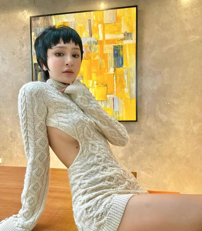 Kiểu đồ khoét chân ngực thả rông táo bạo này có vẻ được lòng Hiền Hồ cực kì. Còn nhớ trước đó, cô cũng từng gây "sốt xình xịch" khi diện chiếc váy len... kín tất cả chỉ hở chỗ quan trọng, khoe khéo vòng 1 "cháy mắt".