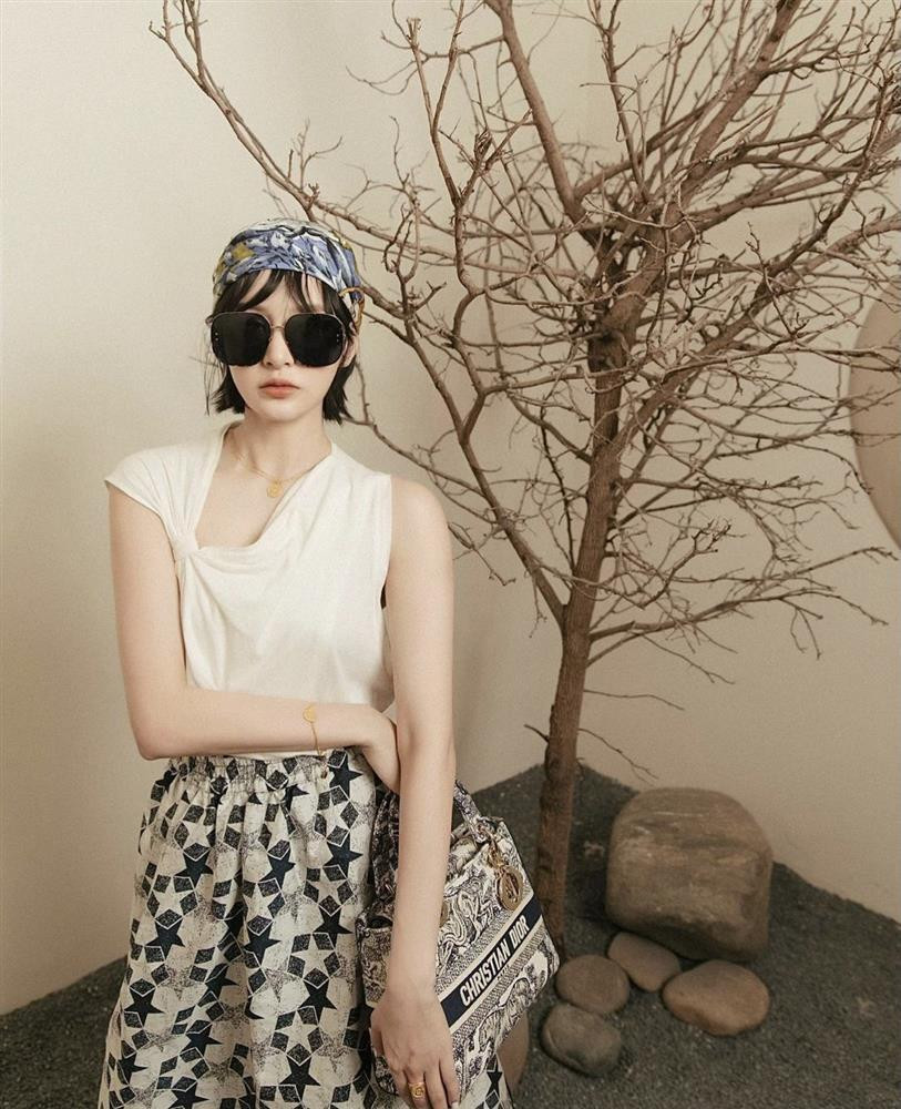 Sở hữu gương mặt như búp bê song Hiền Hồ không chọn style thiếu nữ mơ mộng, kín đáo. Giờ đây khi nhắc tới cô, bên cạnh mái tóc pixie tinh nghịch và những bản nhạc sầu, thứ khiến người ta nghĩ tới nhiều nhất chính là gu thời trang kiệm vải và gợi cảm tới "bức thở". Như trong bộ ảnh mới đây trên Instagram, cô nàng diện trên mình bộ cánh điệu đà của Dior với phần tay áo được khoét sâu.