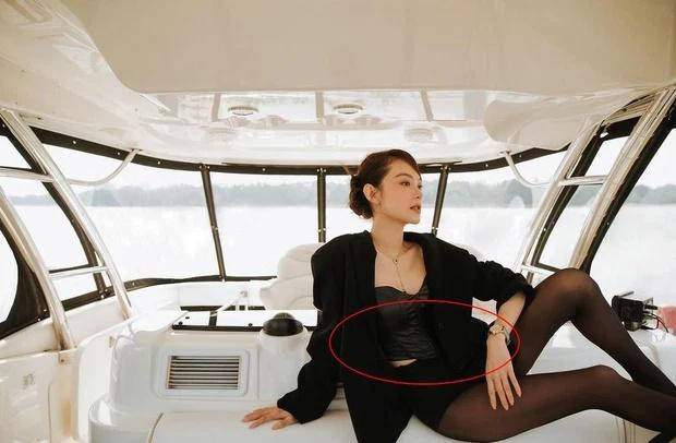 Tuy nhiên, giữa ồn ào bầy bí, Minh Hằng đăng một bức ảnh xóa tan tin đồn không đáng có. Quay trở về với style gợi cảm thường ngày, giọng ca Một Vòng Trái Đất diện outfit đen vơi áo corset ôm sát phối blazer và quần đùi ngắn ôm sát. Bộ đồ đã chứng minh điều ngược lại rằng chẳng có chiếc bụng bầu nào ở đây cả, thay vào đó là vòng eo phẳng lì. Thần thái của Minh Hằng cũng miễn chê.