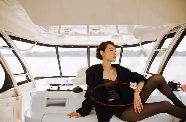 Tuy nhiên, giữa ồn ào bầy bí, Minh Hằng đăng một bức ảnh xóa tan tin đồn không đáng có. Quay trở về với style gợi cảm thường ngày, giọng ca Một Vòng Trái Đất diện outfit đen vơi áo corset ôm sát phối blazer và quần đùi ngắn ôm sát. Bộ đồ đã chứng minh điều ngược lại rằng chẳng có chiếc bụng bầu nào ở đây cả, thay vào đó là vòng eo phẳng lì. Thần thái của Minh Hằng cũng miễn chê.