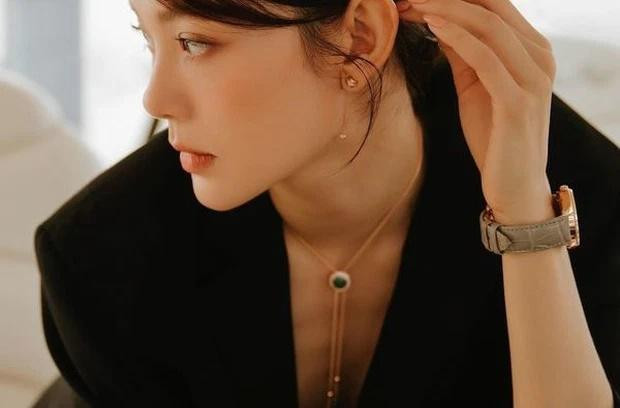 Gương mặt cô cũng hoàn toàn Vline không còn dấu hiệu sưng hay lệch lạc.