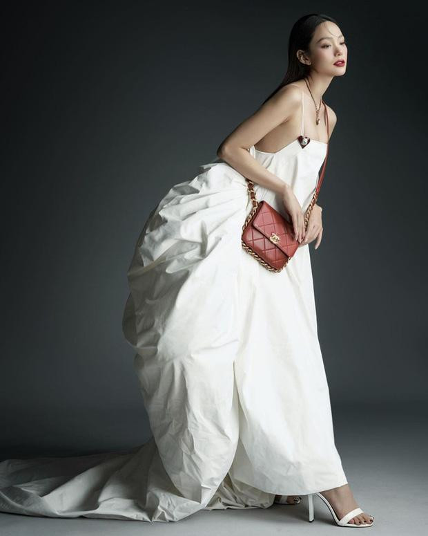 Thiết kế rộng thùng thình "nuốt chửng" vóc dáng của nữ ca sĩ. Vốn sở hữu thân hình nóng bỏng và chuộng trang phục sexy khai thác hình thể nên việc Minh Hằng xuất hiện với chiếc váy lùm lùm khiến dân mạng không khỏi thắc mắc. Thậm chí, phía dưới bài đăng một vài người còn để lại bình luận nghi ngờ nữ ca sĩ mang bầu. Không những thế, gương mặt Minh Hằng cũng trở nên sưng, méo mó một cách bất thường.