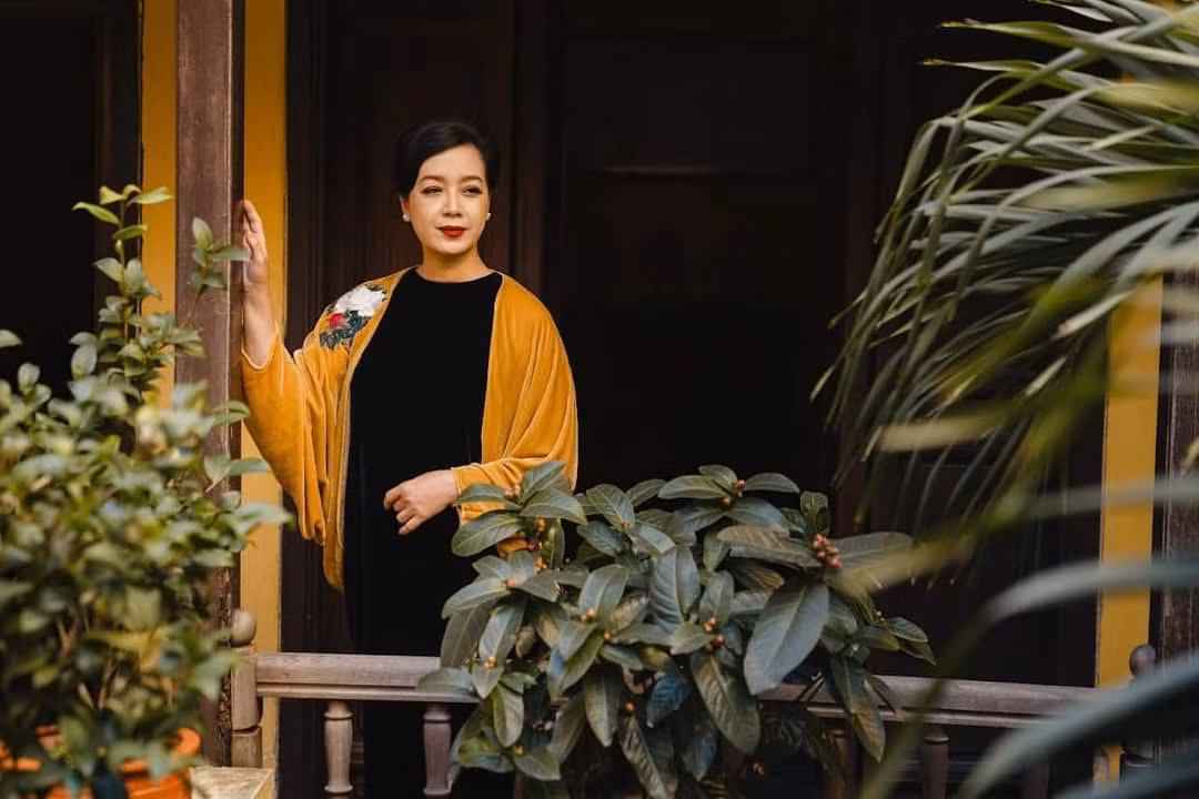 NSƯT Chiều Xuân dịu dàng trước hiên nhà.