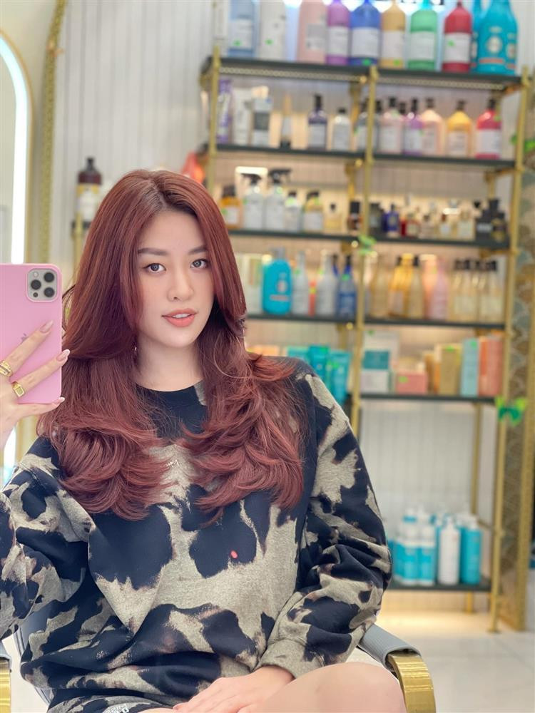 Bên cạnh mái tóc bồng bềnh, suôn mượt là ưu điểm lớn nhất đã theo nàng Hậu bao năm, dân tình cũng săm soi kĩ hơn vào nhan sắc của người đẹp. Thường trang điểm khá đậm và kĩ nên lần này xuất hiện với gương mặt make-up "như không" khiến visual nàng hậu trở nên nhạt nhòa, vài khuyết điểm "chí mạng" cũng lộ rõ.