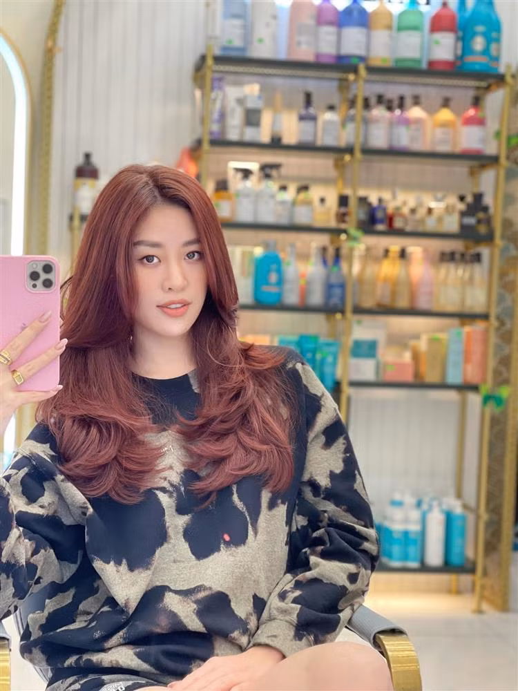 Bên cạnh mái tóc bồng bềnh, suôn mượt là ưu điểm lớn nhất đã theo nàng Hậu bao năm, dân tình cũng săm soi kĩ hơn vào nhan sắc của người đẹp. Thường trang điểm khá đậm và kĩ nên lần này xuất hiện với gương mặt make-up "như không" khiến visual nàng hậu trở nên nhạt nhòa, vài khuyết điểm "chí mạng" cũng lộ rõ.