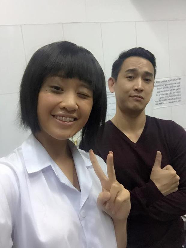 Khánh Vân từng bị khui ảnh nhờ đến sự hỗ trợ của niềng để nụ cười rạng rỡ hơn. Tuy nhiên, cũng có ý kiến cho rằng đây chỉ là hình ảnh Khánh Vân hóa trang để đóng phim.