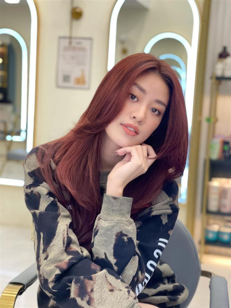 Nhiều người dành lời khen ngợi tới sự thay đổi hình ảnh bản thân lần này của Khánh Vân, song có lẽ vì trang điểm khá nhẹ nhàng nên chưa thực sự làm bật lên nhan sắc nàng hậu.