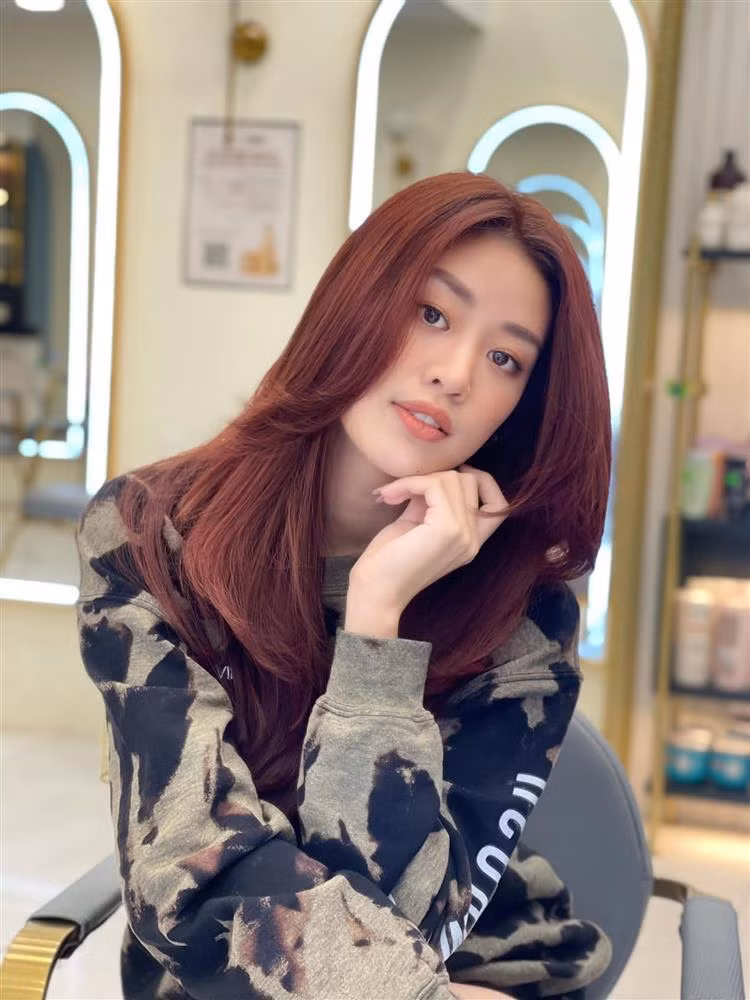 Nhiều người dành lời khen ngợi tới sự thay đổi hình ảnh bản thân lần này của Khánh Vân, song có lẽ vì trang điểm khá nhẹ nhàng nên chưa thực sự làm bật lên nhan sắc nàng hậu.