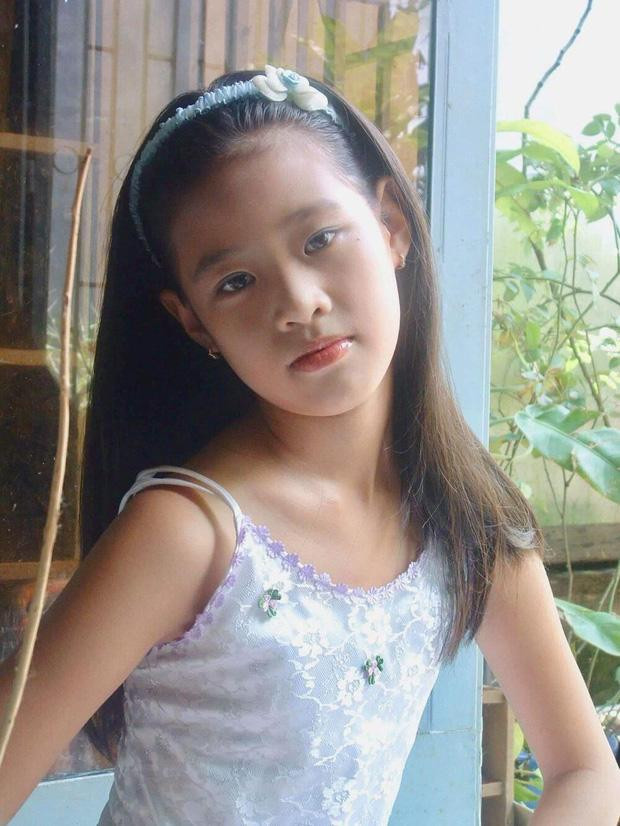 Ai theo dõi hình ảnh của Hoa hậu Khánh Vân từ nhỏ sẽ thấy, ưu điểm của cô nàng là sở hữu đôi mắt to tròn, sống mũi cao và gương mặt khá bầu bĩnh, dễ thương.