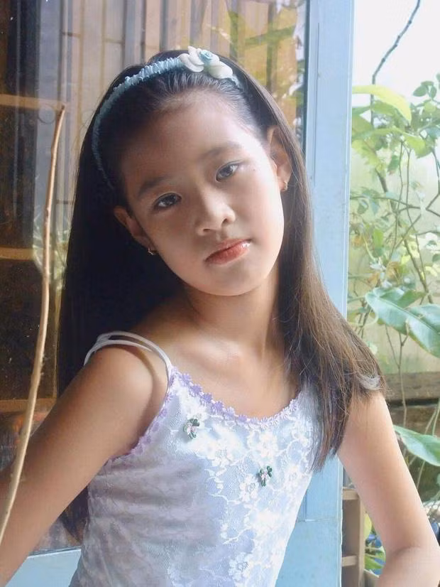 Ai theo dõi hình ảnh của Hoa hậu Khánh Vân từ nhỏ sẽ thấy, ưu điểm của cô nàng là sở hữu đôi mắt to tròn, sống mũi cao và gương mặt khá bầu bĩnh, dễ thương.