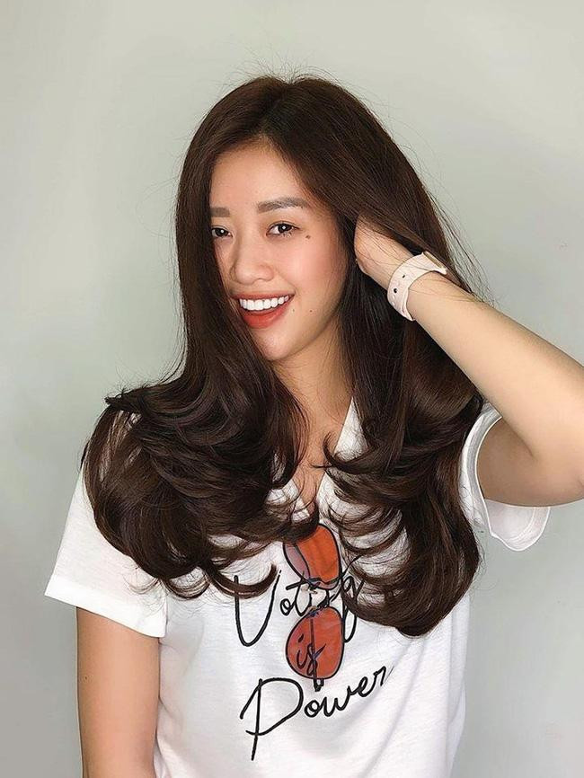 Tuy nhiên trong những bức ảnh chụp cận và trang điểm nhẹ hoặc không trang điểm, dễ thấy nhược điểm lớn của cô nàng còn là đôi mắt có phần lờ đờ, buồn ngủ.