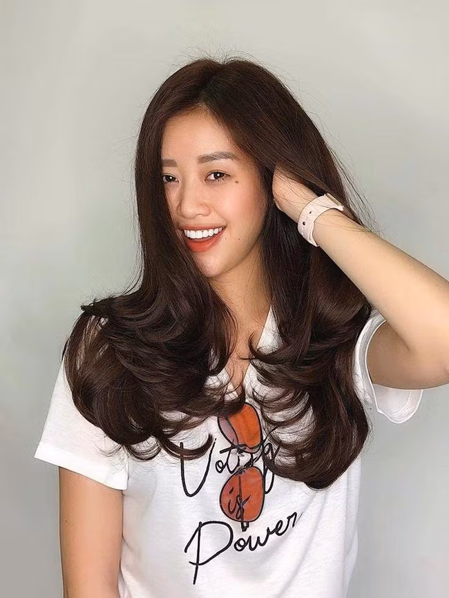 Tuy nhiên trong những bức ảnh chụp cận và trang điểm nhẹ hoặc không trang điểm, dễ thấy nhược điểm lớn của cô nàng còn là đôi mắt có phần lờ đờ, buồn ngủ.