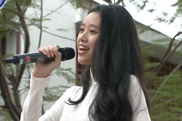 Dù ăn vận giản dị và không trang điểm nhưng thần thái hoa hậu vẫn cực kỳ rõ nét. Khuyết điểm duy nhất trên gương mặt cô nàng là hàm răng hô.