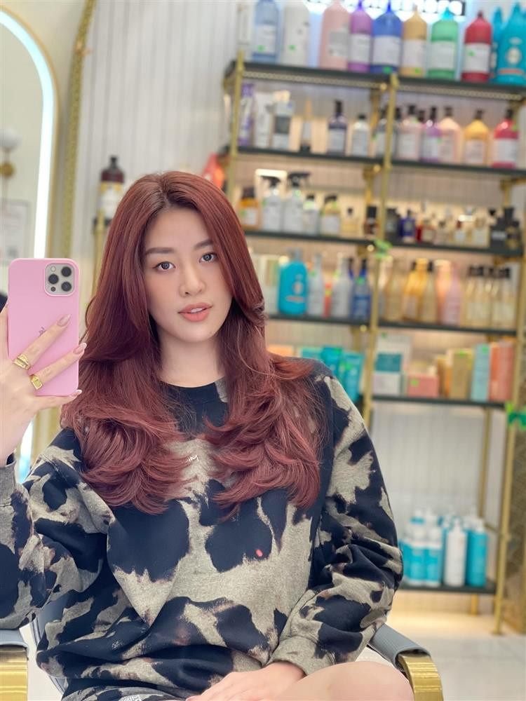 Sau khi chia sẻ, những hình ảnh Khánh Vân khoe kiểu tóc mới được lan truyền trong cộng đồng fans sắc đẹp và nhanh chóng nhận nhiều ý kiến trái chiều.