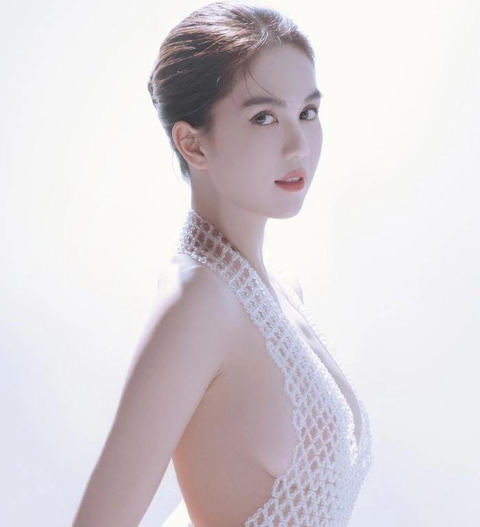 Dù thả rông nhưng ở góc nghiêng, vòng 1 của Ngọc Trinh đã không còn xập xệ như trước.