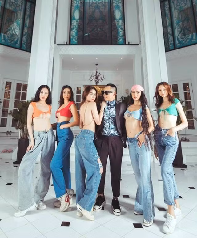 br/> Ngay khi TPHCM vừa chuyển sang trạng thái bình thường mới, Vũ Khắc Tiệp và Ngọc Trinh liên tục đẩy mạnh các hoạt động quảng bá và bán hàng cho thương hiệu đồ lót, đồ bộ của mình. Tuy nhiên, sau khi bị netizen đánh giá là "phèn" và kém chất lượng, bộ đôi thị phi này quyết định chuyển hướng khi tung hàng loạt bộ ảnh nóng mắt, mặc cũng như không thậm chí là cảnh hậu trường cực kỳ nhạy cảm.