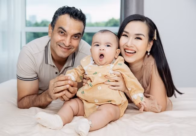 Võ Hạ Trâm cùng ông xã Ấn Độ hạnh phúc bên cô con gái 6 tháng tuổi.