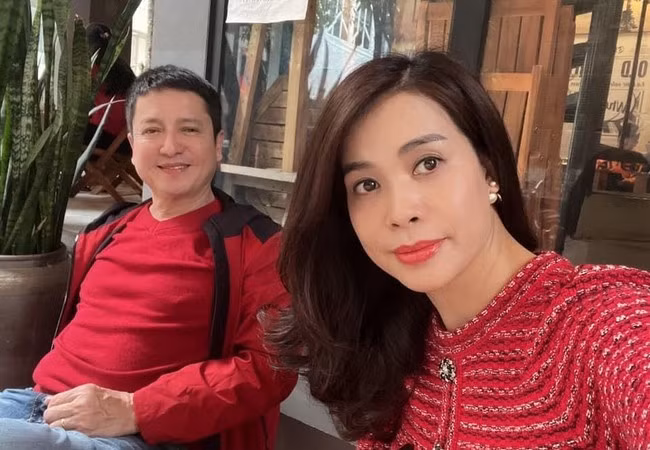 Nghệ sĩ Chí Trung đăng ảnh xuống phố cà phê cùng bạn gái - doanh nhân Ý Lan dịp cuối tuần. Cả hai được bạn bè trêu diện đồ đôi lãng mạn như những cặp tình nhân trẻ.