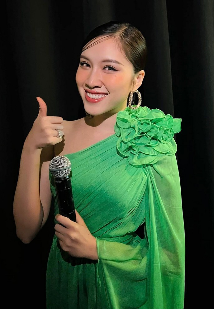 MC Thanh Thanh Huyền dù chạy show miệt mài vẫn giữ được thần thái rạng rỡ.