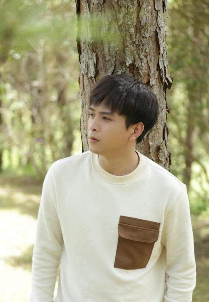 Hồ Quang Hiếu chăm đăng ảnh nhưng gặp khó khăn khi suy nghĩ dòng trạng thái đăng kèm.