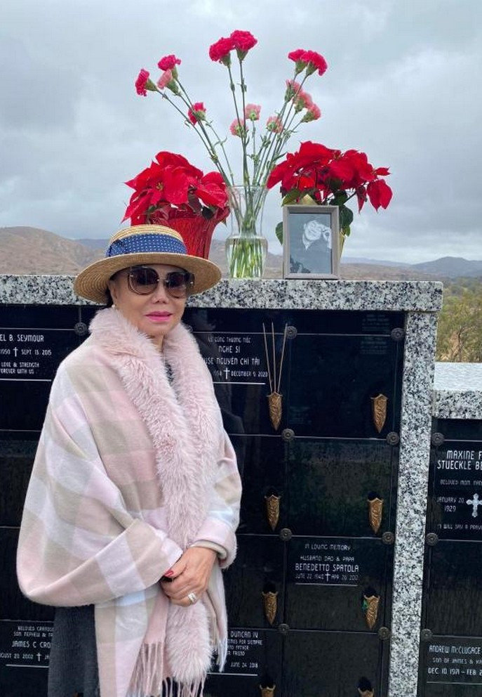 Danh ca Thanh Tuyền đến viếng mộ Chí Tài tròn một năm ngày mất của anh.