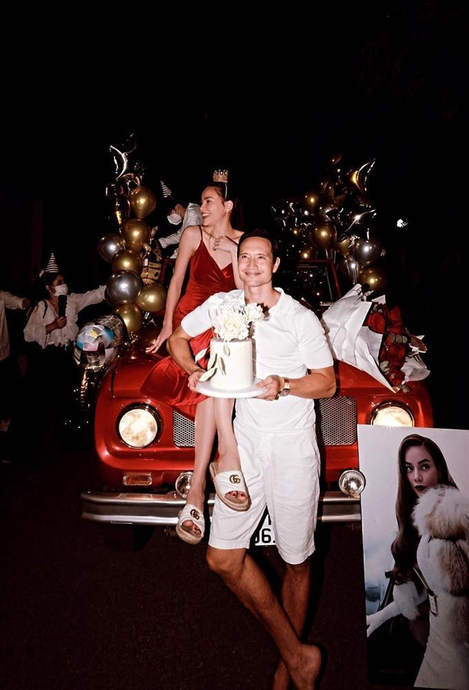 Đây chắc chắn là một trong những sinh nhật "lạ" nhất mà Hà Hồ trải qua.