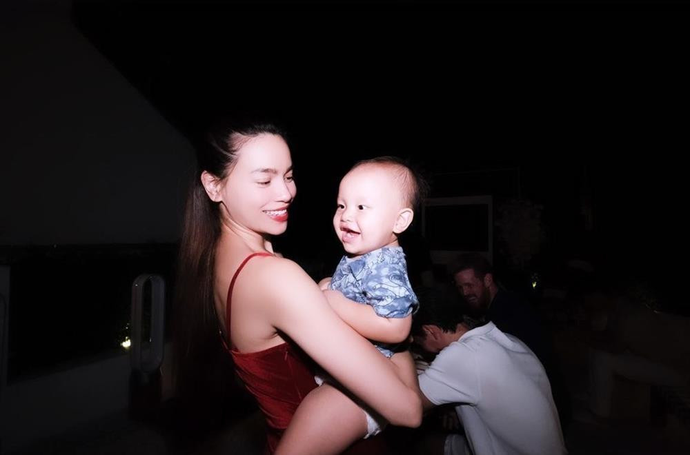 Leon thì "cười như được mùa", trông vô cùng phấn khích.