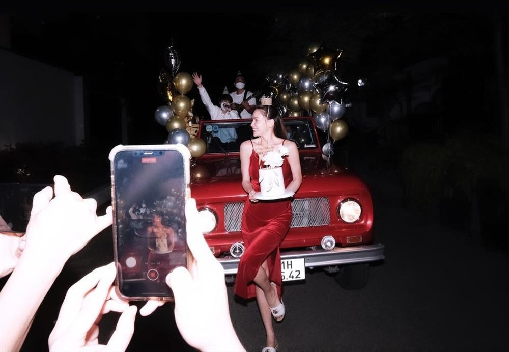 Khoảnh khắc tạo dáng của bà mẹ 3 con trước cổng biệt thự triệu đô.