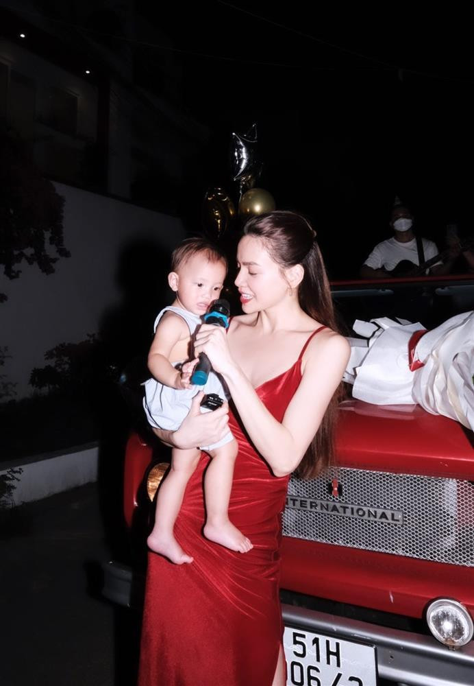 Tiểu công chúa Lisa cũng không thể vắng mặt trong giây phút đặc biệt của mẹ.